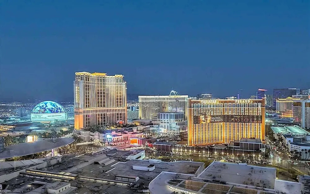 Newly Renovated Exquisite Trump Studio 1712 Great Views