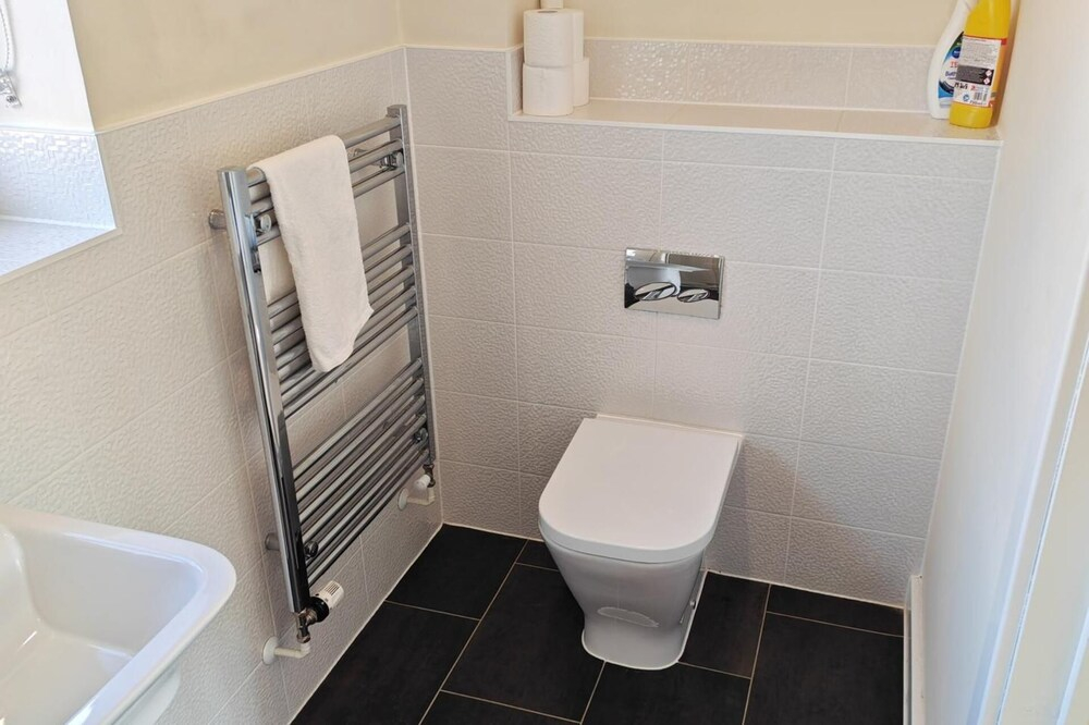 3 Bedroom House Sleeps 7 - Pets Ok - Free Parking