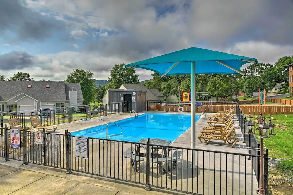 Beautiful Branson Condo w/ Golf + Pool Access!