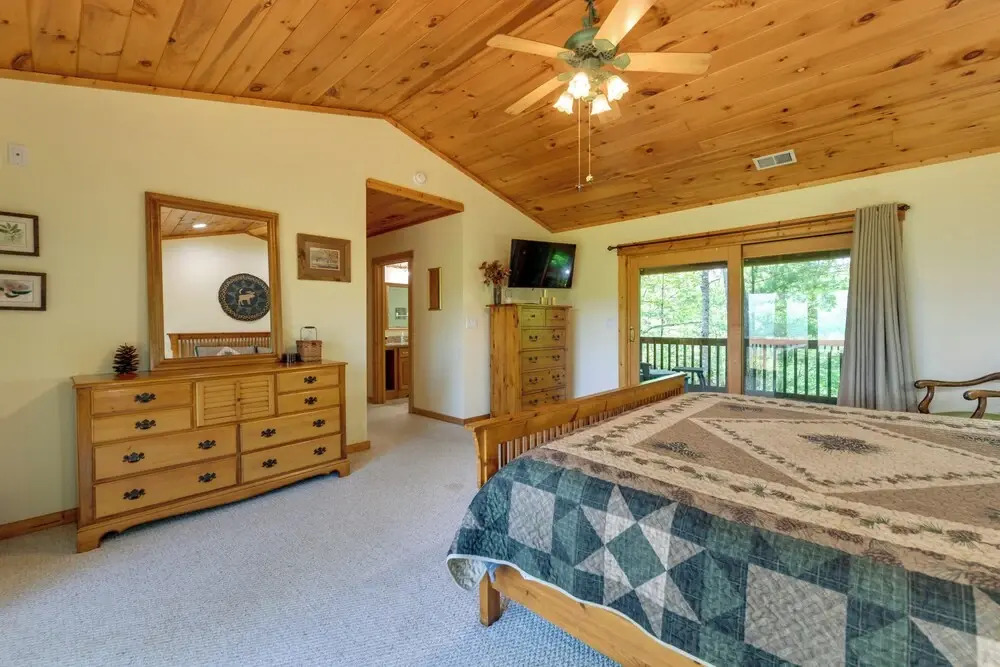 Almond Vacation Rental w/ Mountain Views!