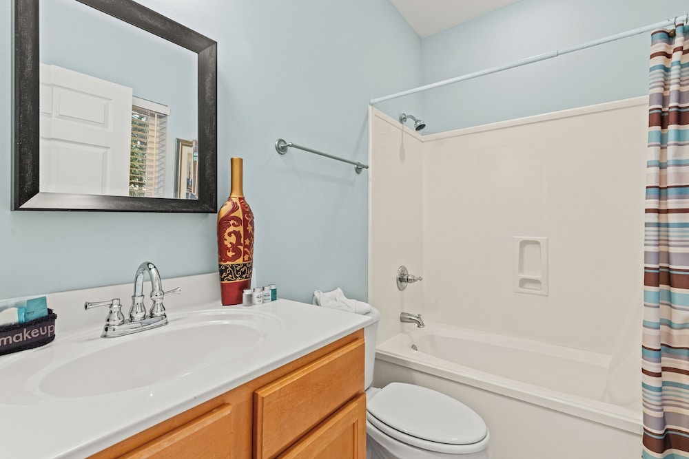 Stay at The Hut! Room for Everyone! 4BR Fun Sleeps 11