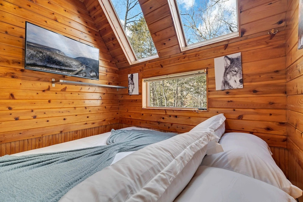 Waterfall Views Hot Tub Game Room Dog Friendly