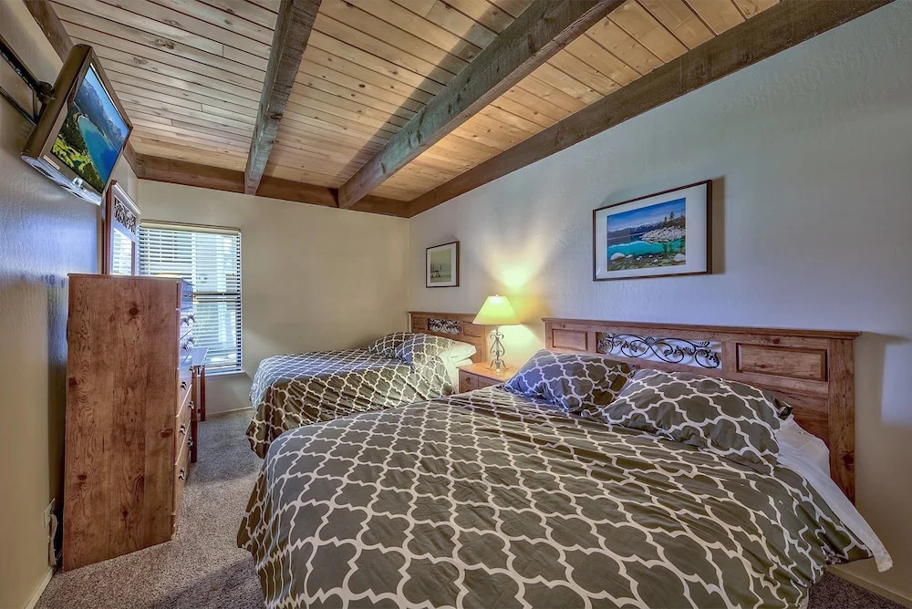 SLT Home Private Beach, Pool & Heavenly Ski Resort 2 Bedrooms 1.5 Bath
