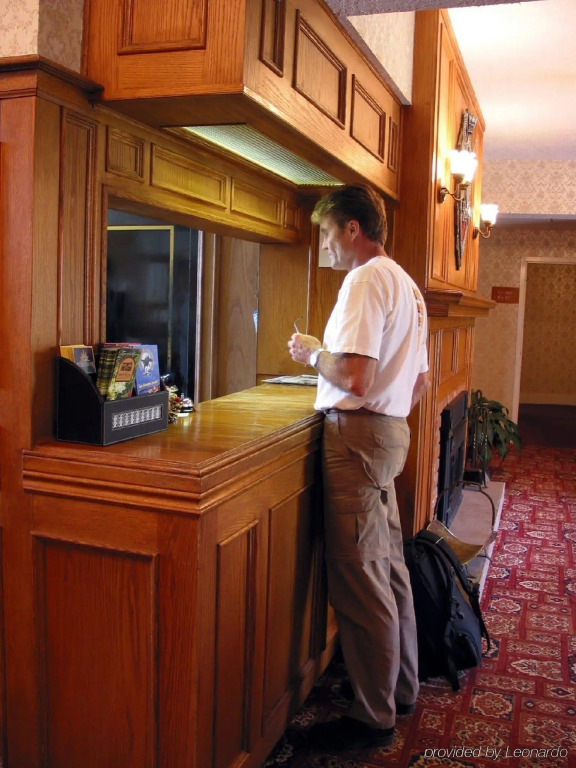 James Bay Inn Hotel, Suites & Cottage