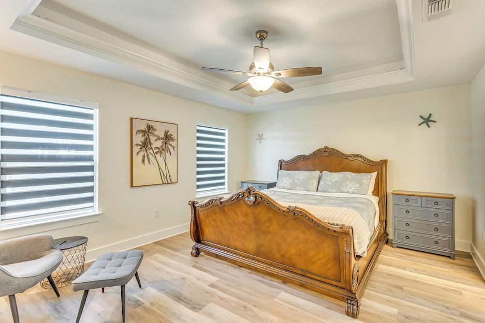 < 2 Mi to Navarre Beach: Group Home w/ Deck + Bar