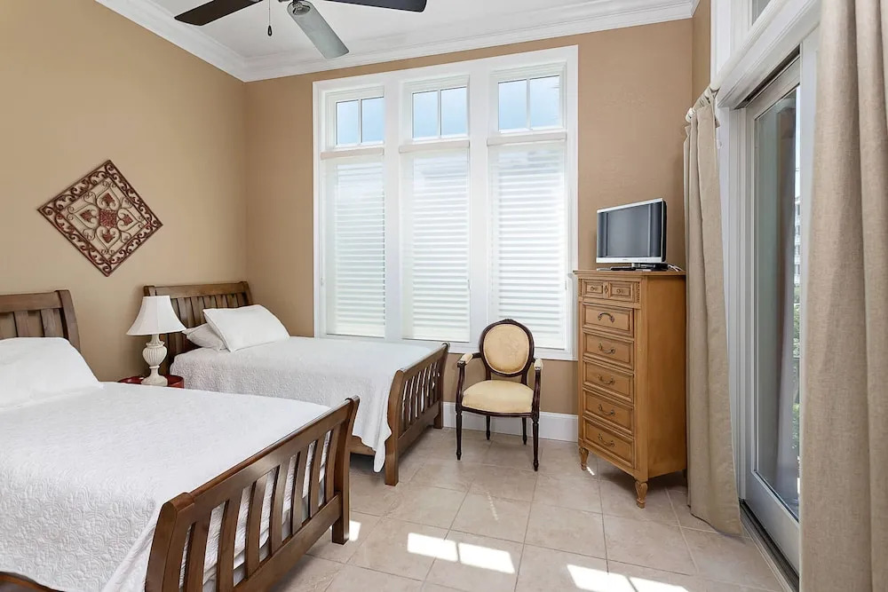 762 Oglethorpe Avenue by Hodnett Cooper