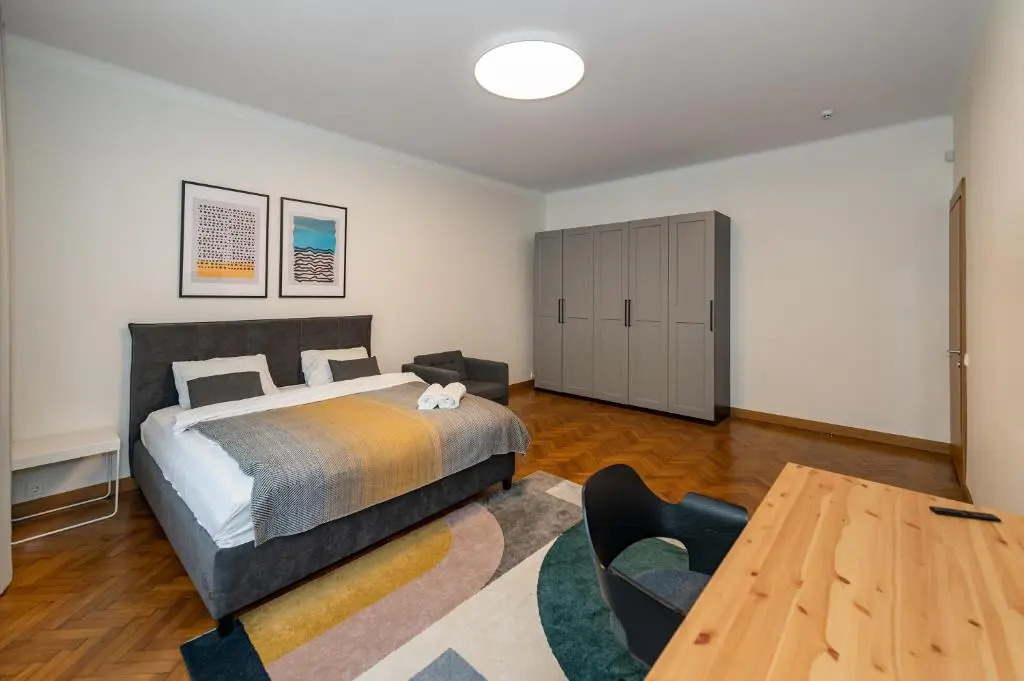 Downtown 4BD Master Apartment by Hostlovers