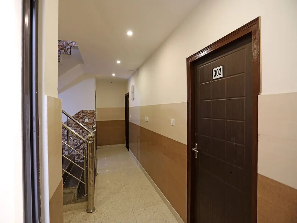 OYO 16815 Hotel Suresha