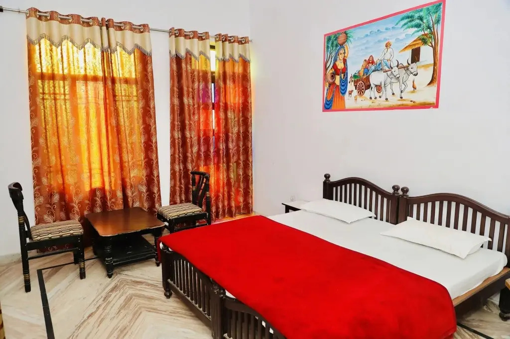 Serene private room with pool, 1.3 km from Pushkar Lake