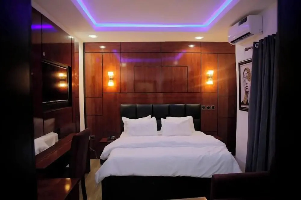 Tozak Hotel