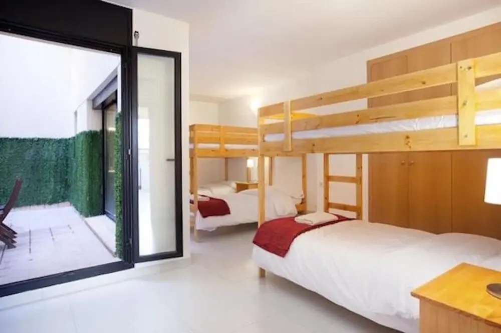 Spacious Apartment for Families Near Park Guell