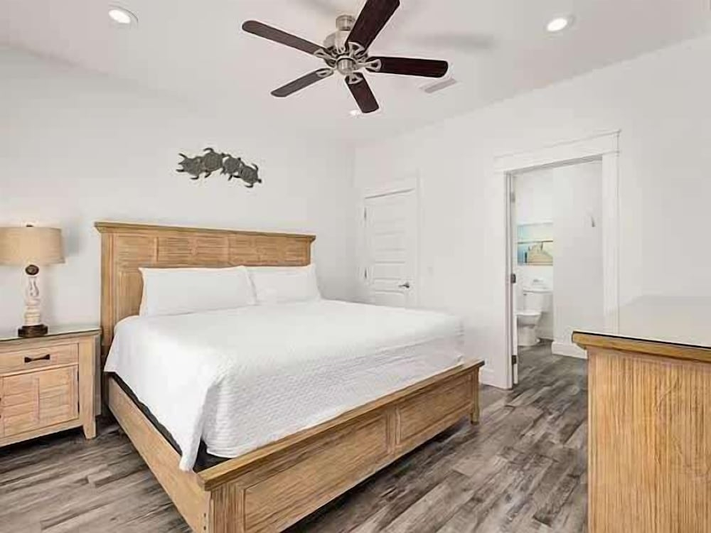 Costal Style 3-story W 7BR and Near the Beach