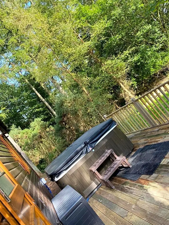 Tranquil Lodge hot tub and free golf