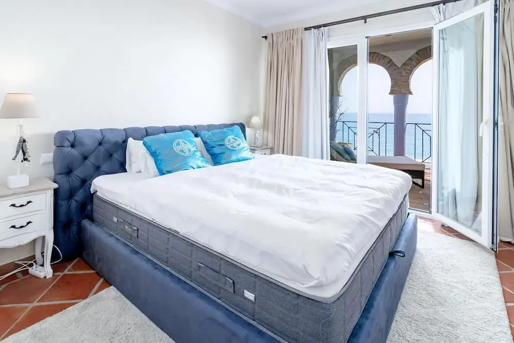 Lap- 3 bed Apartment on the Beach. Families Only