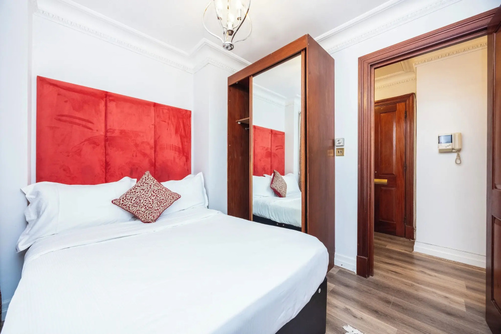 CARLTON COURT - MAYFAIR