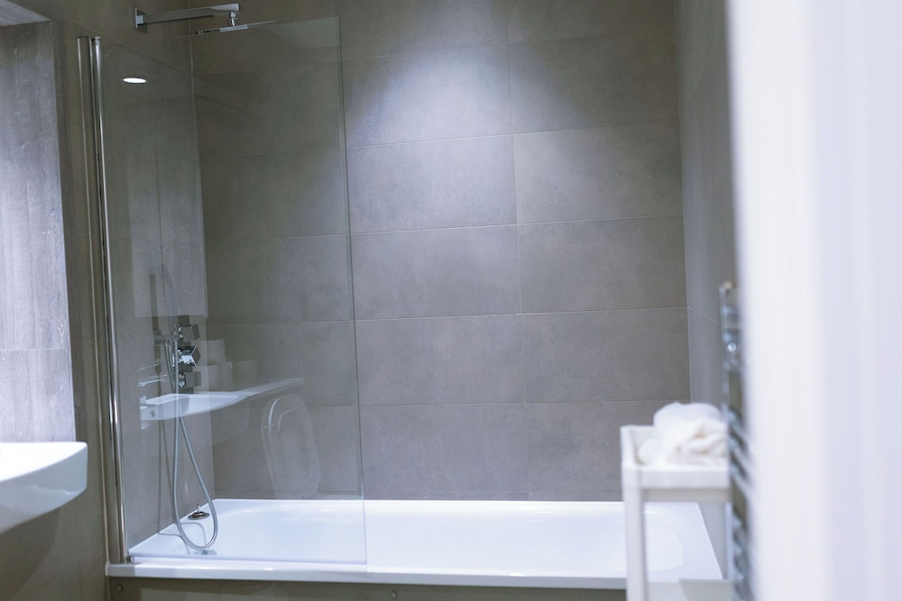 Charming 2-bedroom Apartment in West Midlands With Modern Amenities