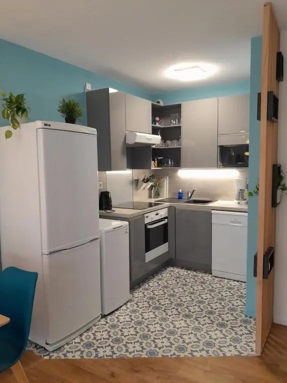Joli 2 pièces sur le port avec piscine, terrasse, parking