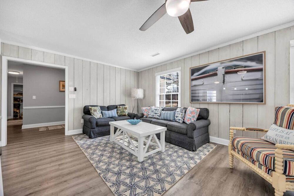 Sea La Vie Villa 3BD Beach Retreat fence yard