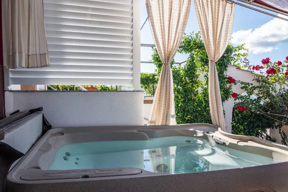 Modern Apartment in Arbanija with Hot Tub