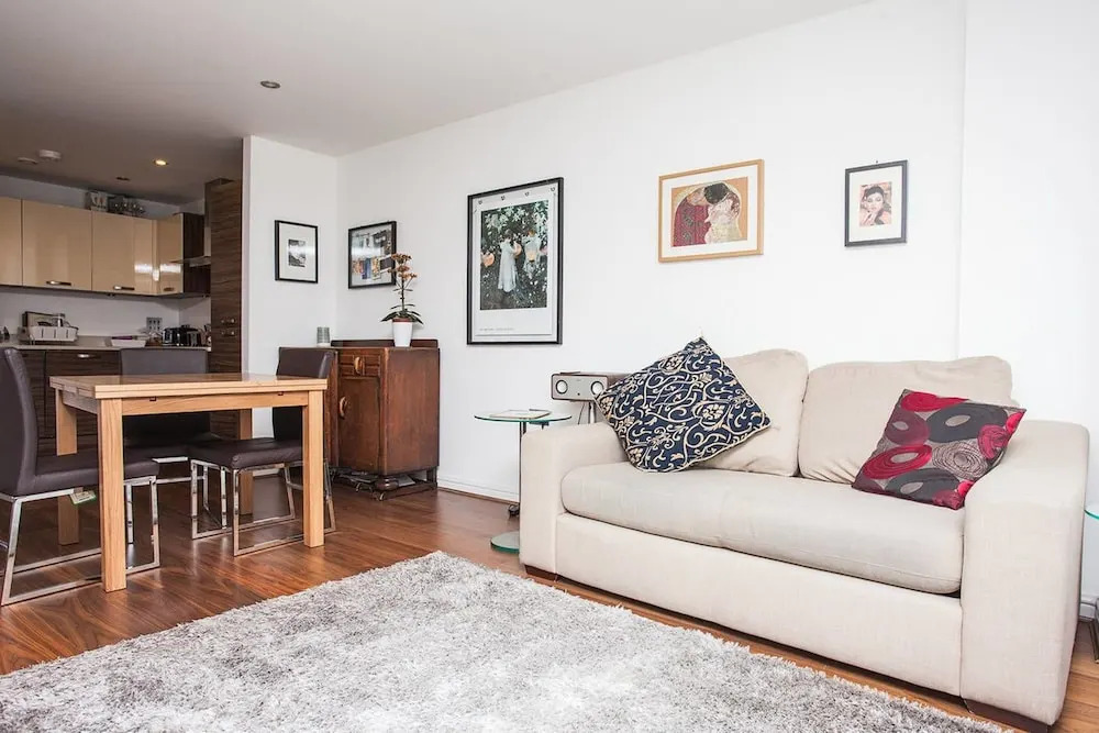 1 Bedroom Apartment Near Camberwell With Balcony