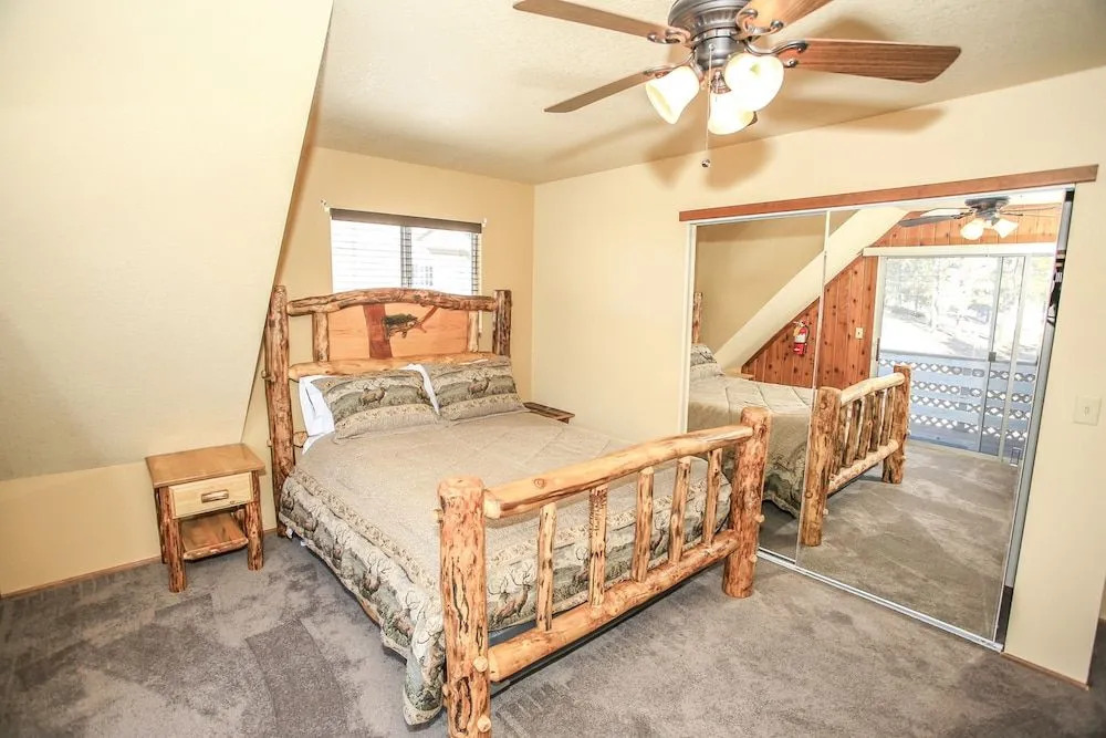 Village Hideaway - Perfectly cozy cabin with a beautiful location, walking distance to everything