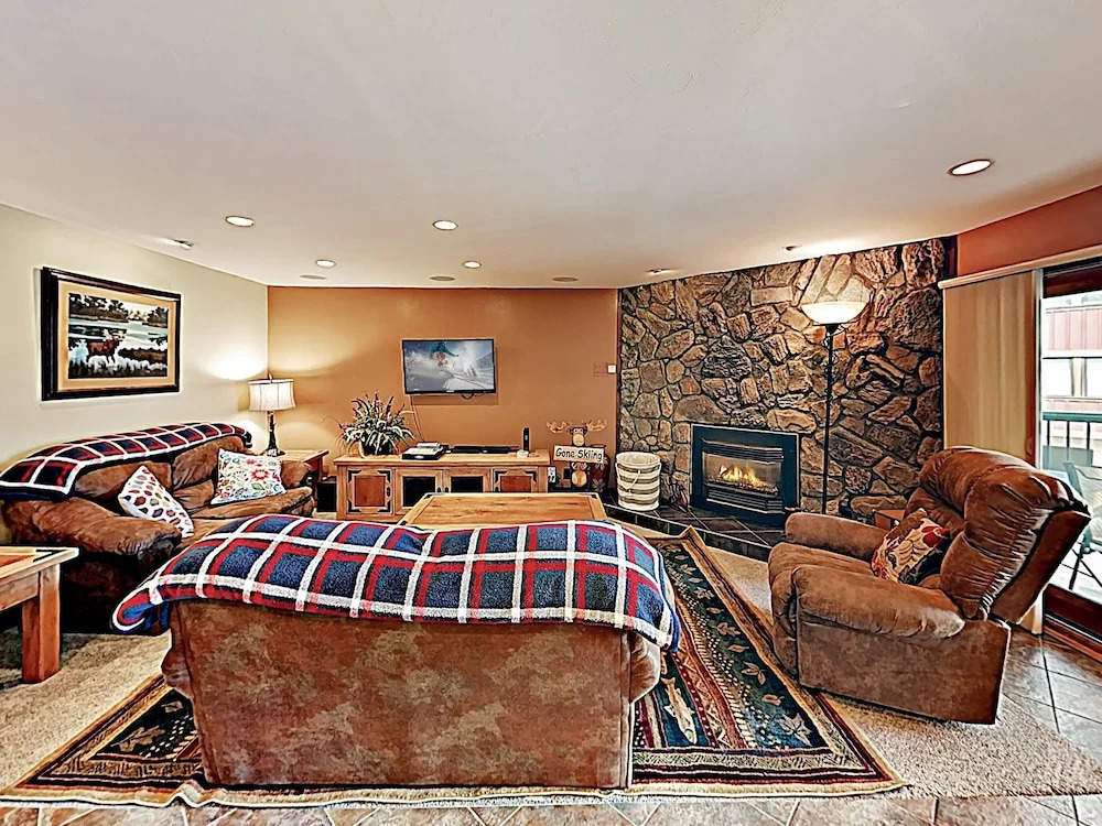 Downtown Marvel W/ Pool & Hot Tubs - Walk To Lifts! 2 Bedroom Condo