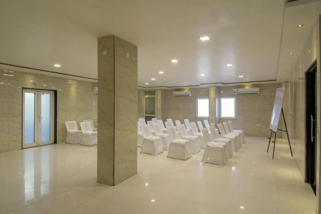 Hotel Metropolitan Near Sindhi Camp