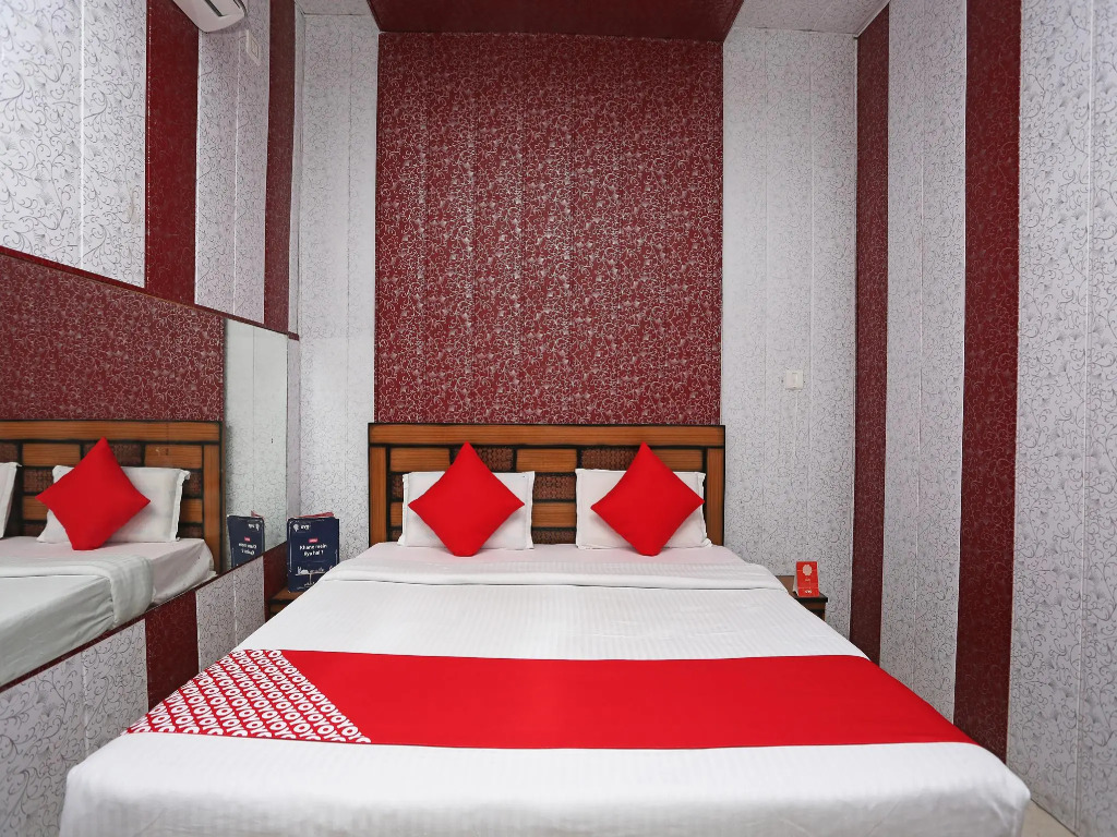 OYO 28442 Hotel Sudhir