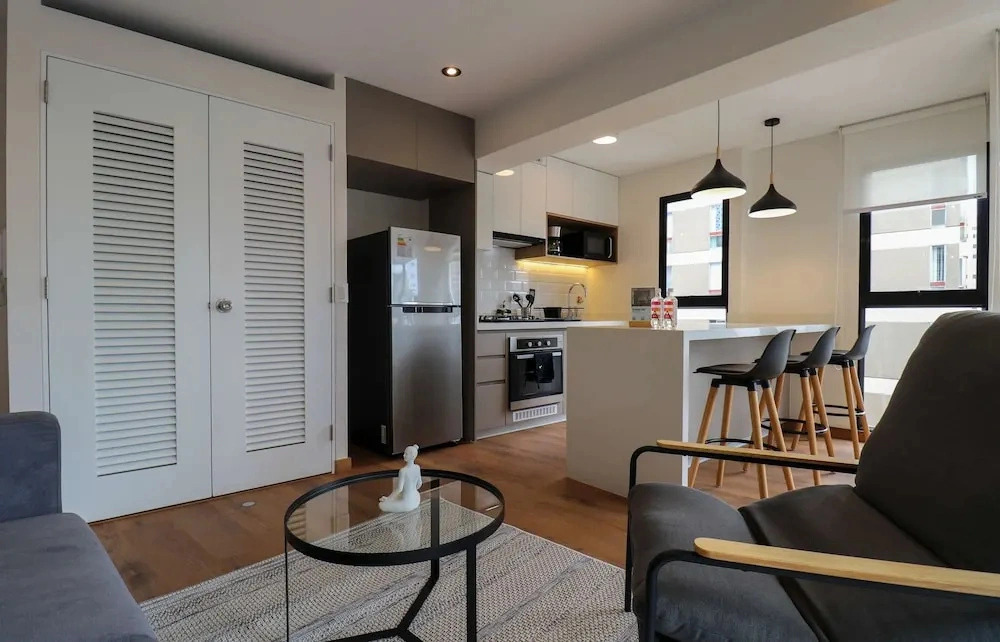 w Engaging 2BR Retreat w Balcony in Miraflores