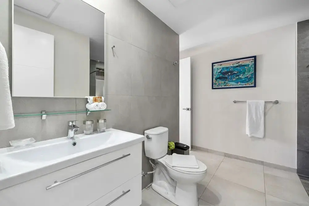 NEW Modern 1BR 1BA Gold Coast Pool GYM Tennis