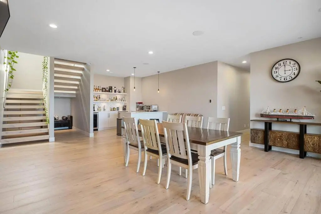 Newly Modern House w/ urban landscape of Kelowna!！