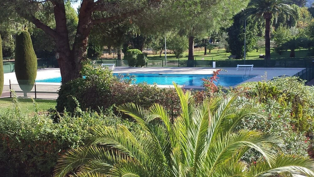 T2 Islette du Riou piscine vue golf