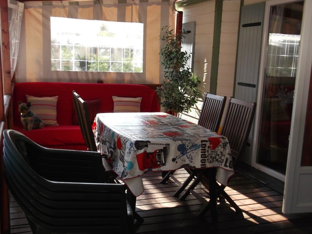 Cosy, 2-bedroom Mobile Home With a Furnished Terrace and Serene Garden
