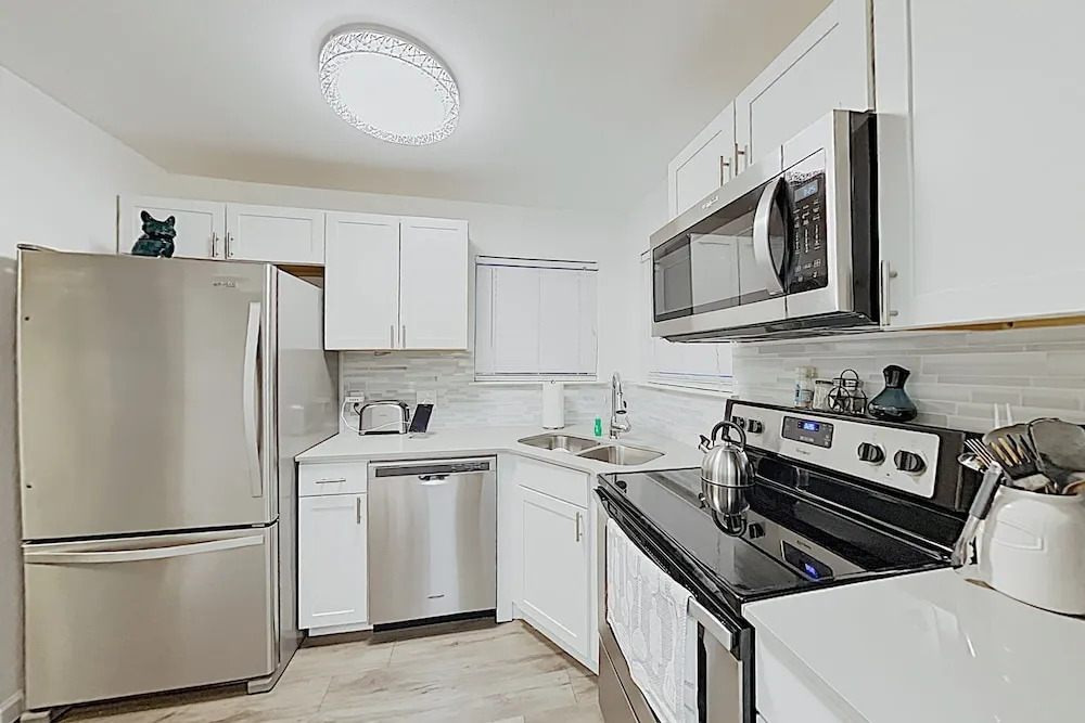 New Listing! Chic Sola W/ Private Balcony 2 Bedroom Condo