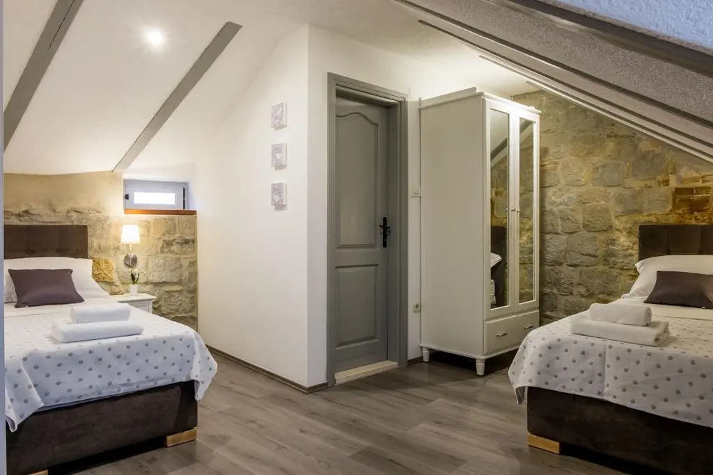 XIV Century Rooms