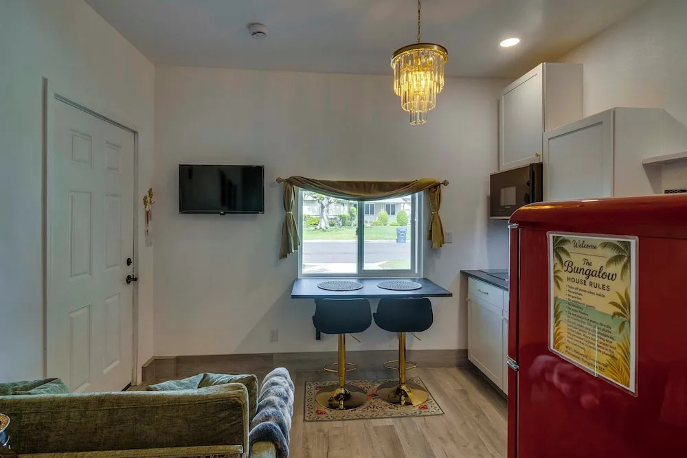 Great for Work! Chic & Cozy Los Angeles Unit