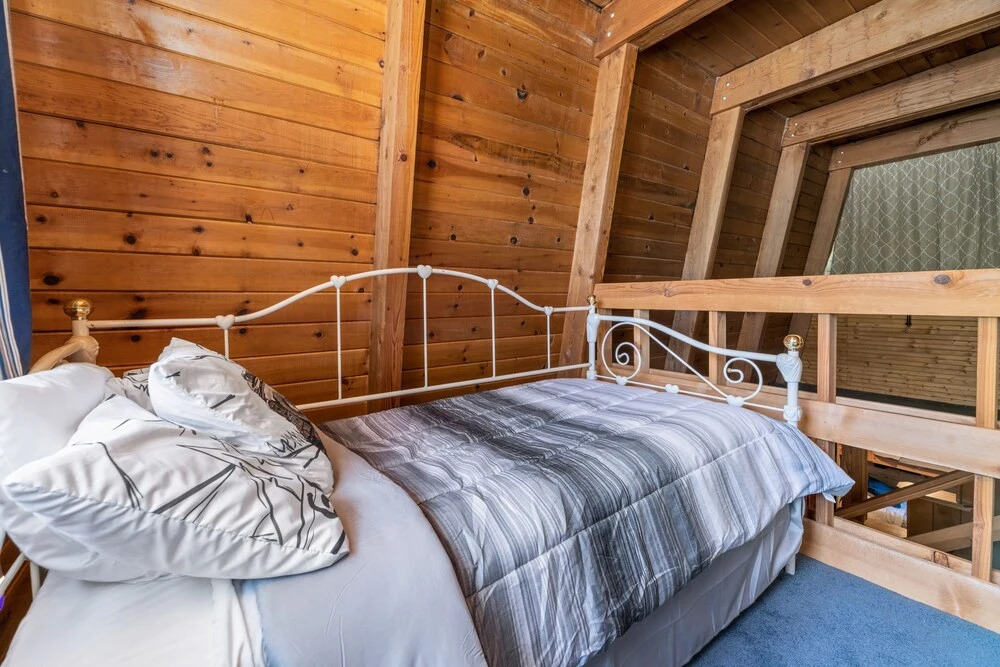 The Grizzly Grotto - Gorgeous Gambrel With Gaming Consoles And Fast Wifi! 3 Bedroom Cabin