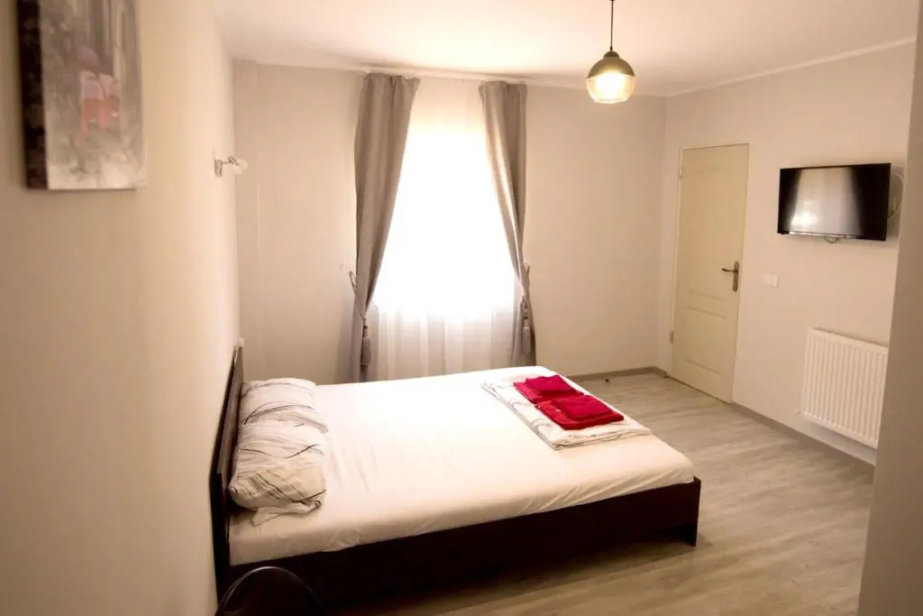 3 bedrooms house at Constanta 500 m away from the beach with enclosed garden and wifi