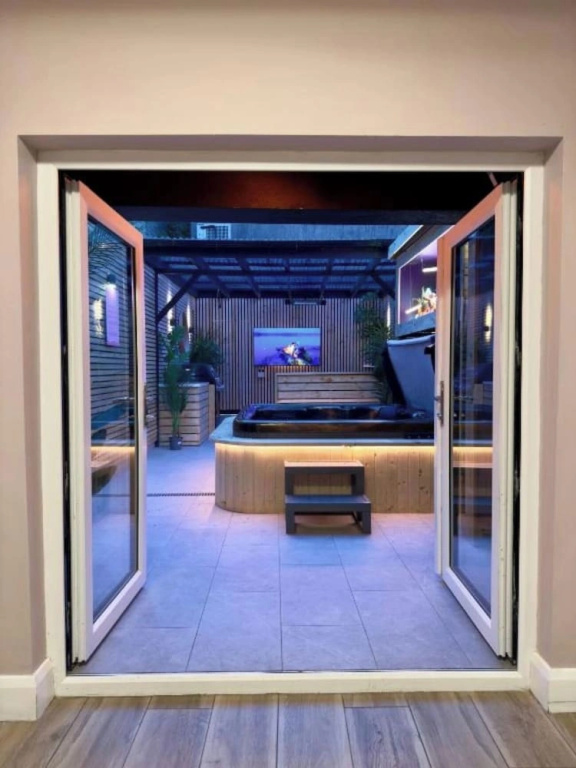 Stylish City Centre Hideaway & Hot Tub