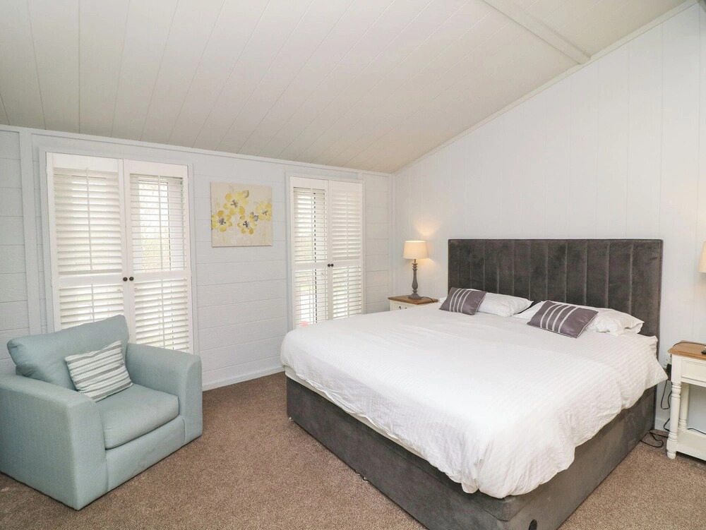 Indulgence Fishing Lodge With Private Hot Tub