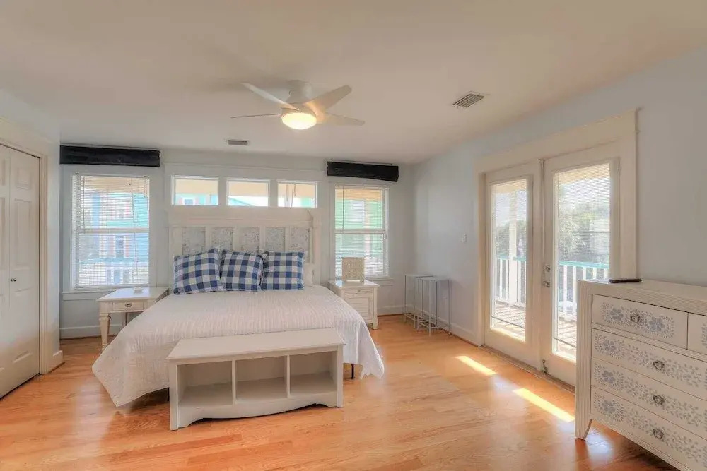 Holiday House by Avantstay Oceanview, Steps to Beach