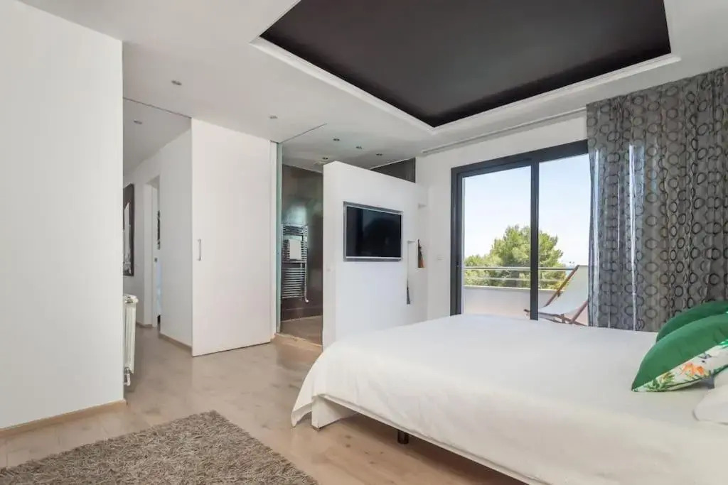 Moderna villa con piscina y amplio jardín