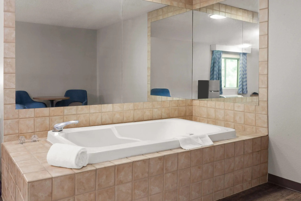 Days Inn & Suites by Wyndham Kaukauna WI