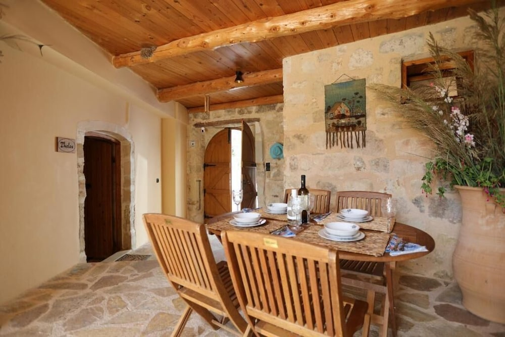 Ontas by Praxithea Traditional Home