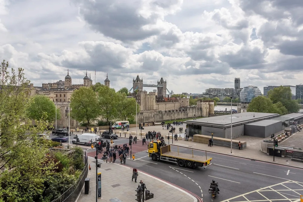 2 Bedroom Flat With Tower Bridge View