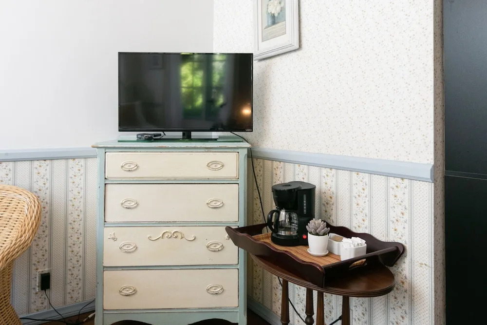 Charming Studio - 1 Block to Gorgeous East Beach! Hotel Room