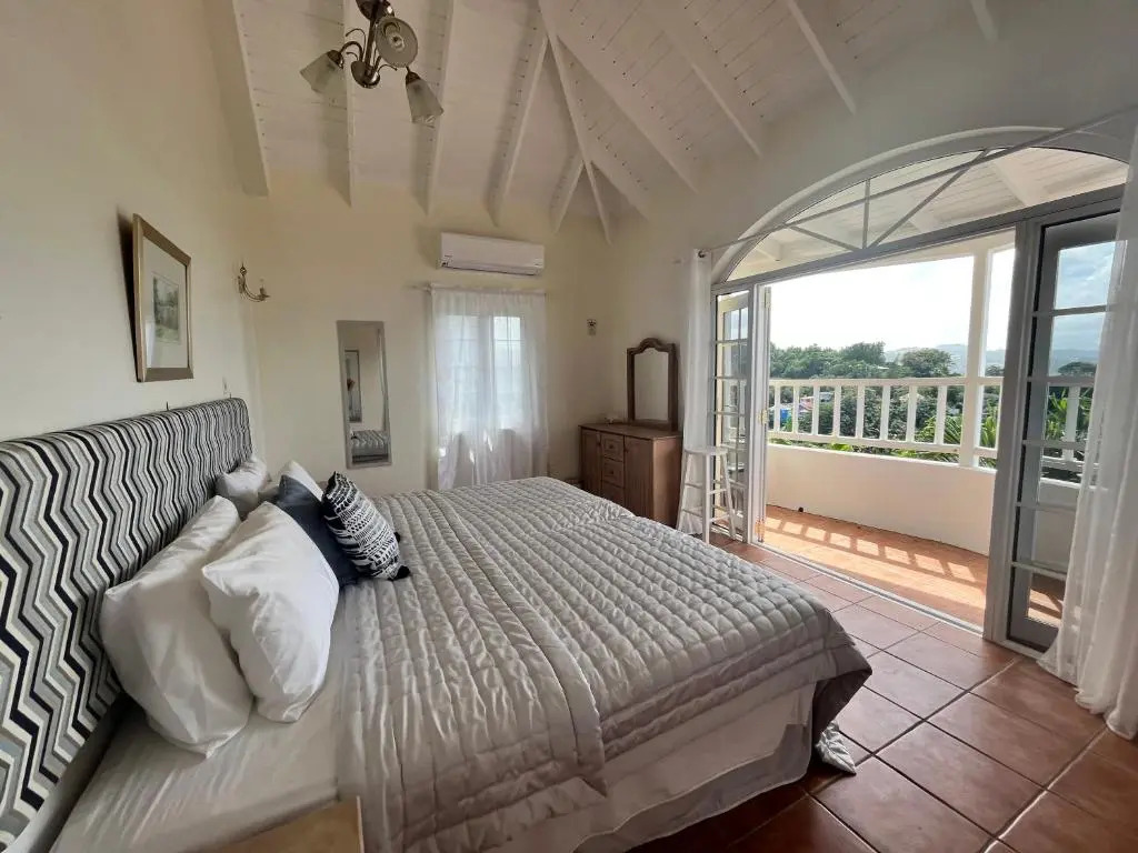 Labrolette Bay-Villa-Sleeps 8-Pool-Parking