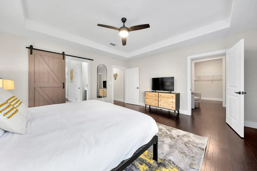 New Luxury Family Friendly Home Centrally Located