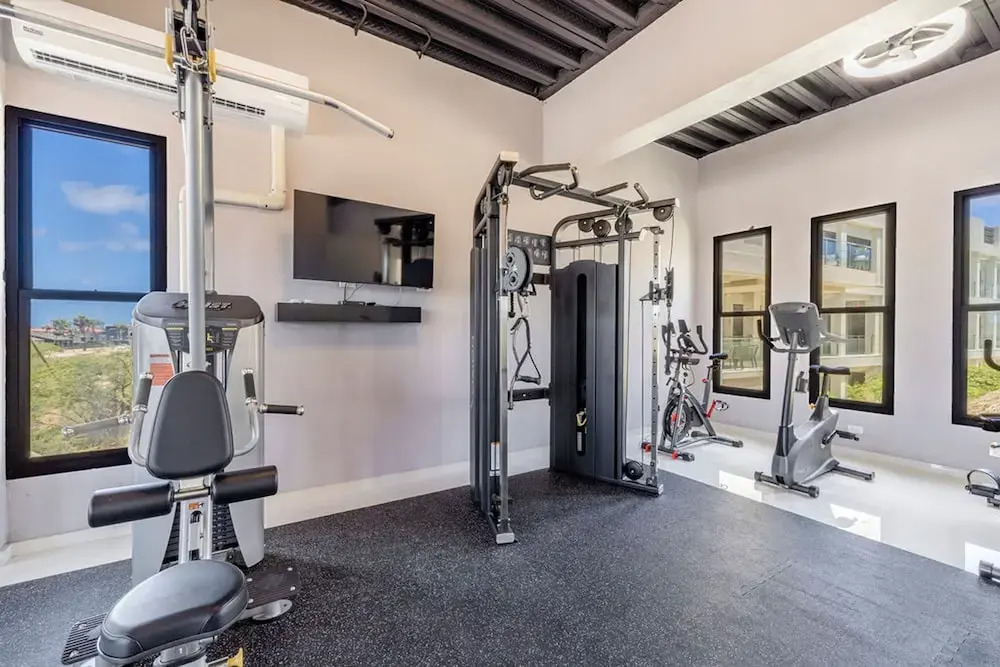 2BR 2BA Top Floor Corner w Amazing Views Gym