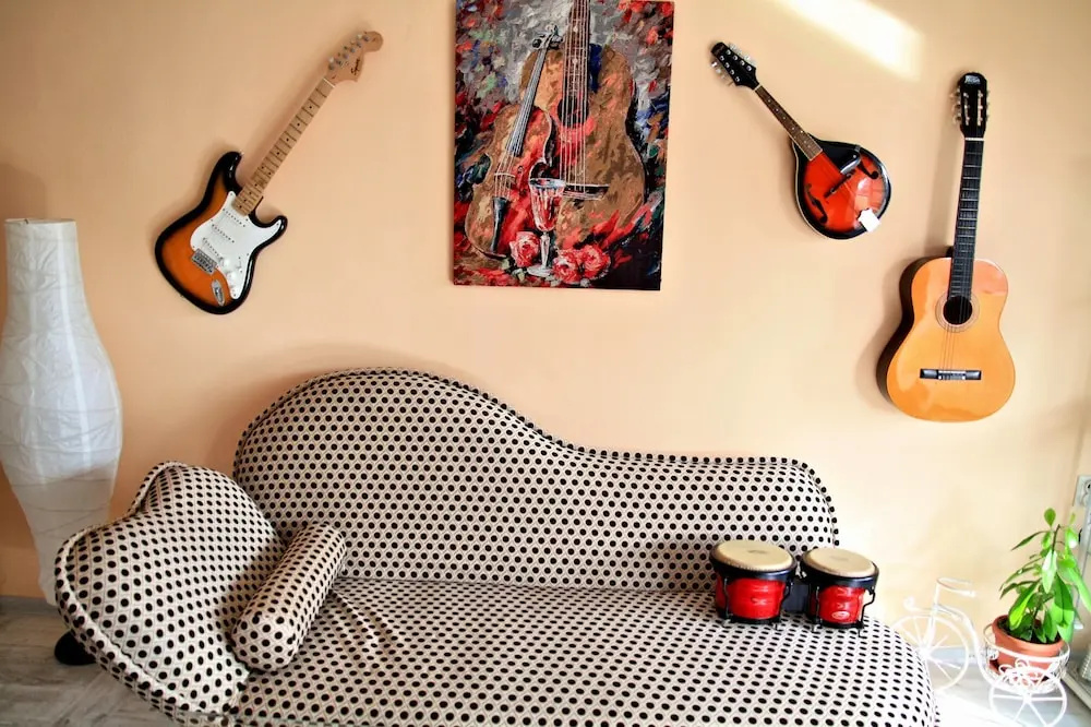 Vintage apartment in the city jungle